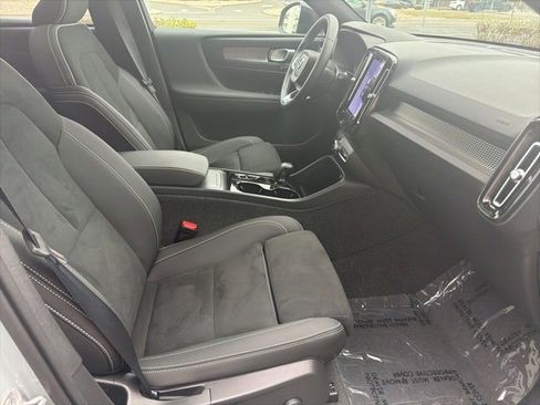 Certified 2025 Volvo XC40 B5 Plus image 17