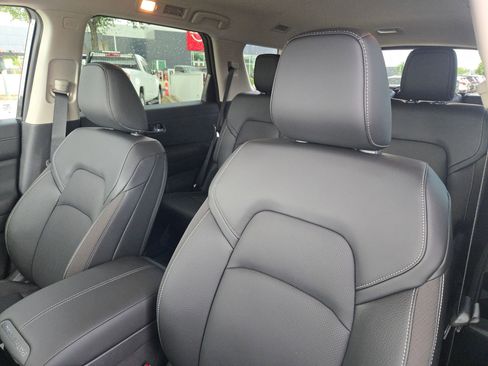 New 2026 Nissan Pathfinder SL FWD image 8