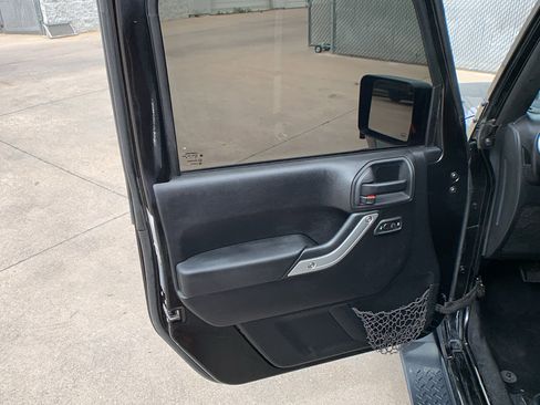 Used 2015 Jeep Wrangler Unlimited Sahara image 10