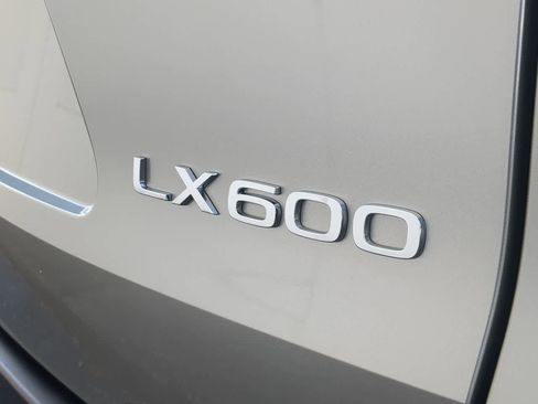 Used 2025 Lexus LX 600 4WD w/ Premium Package image 13