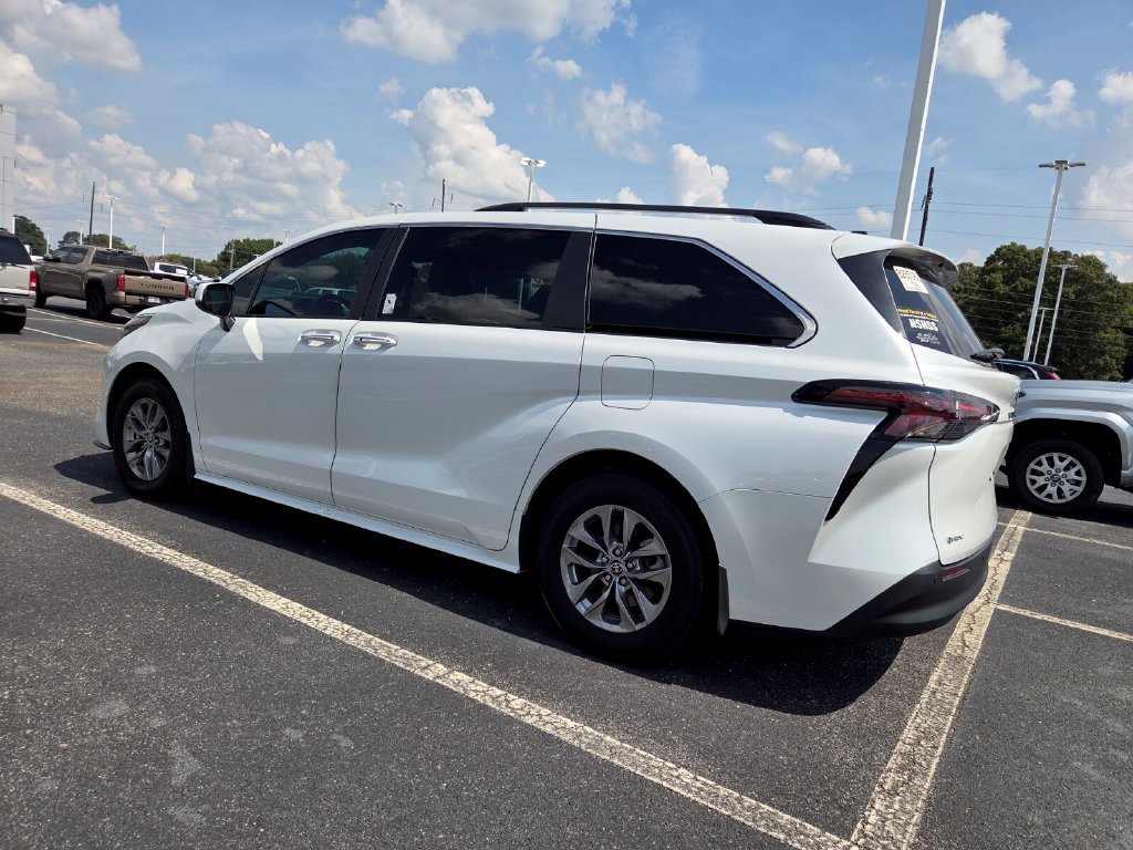 Used 2025 Toyota Sienna XLE w/ XLE Plus Package FWD image 5