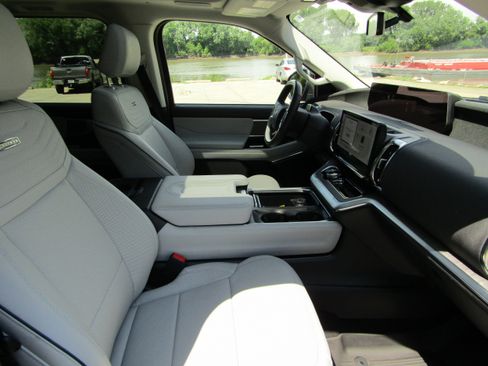 Used 2025 Ford Expedition Platinum w/ Platinum Ultimate Package AWD/4WD image 20