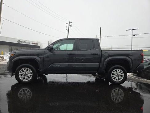 Used 2025 Toyota Tacoma SR5 image 4