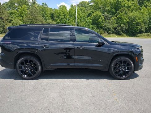 Used 2024 Chevrolet Traverse RS FWD image 3