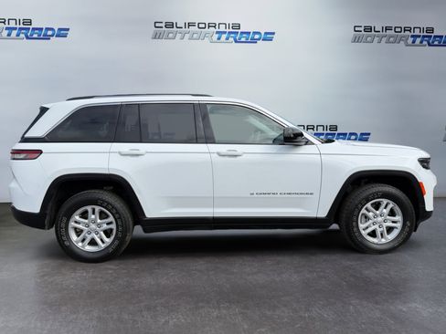 Used 2023 Jeep Grand Cherokee Laredo image 4