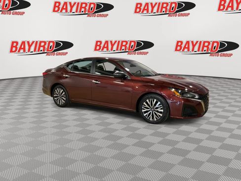 Used 2024 Nissan Altima 2.5 SV FWD image 2