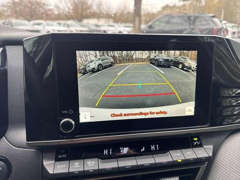 Used 2025 Toyota Camry SE image 4