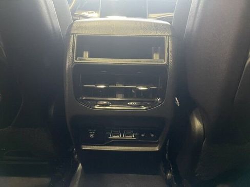 Used 2025 Jeep Grand Cherokee Limited w/ Luxury Tech Group II image 17