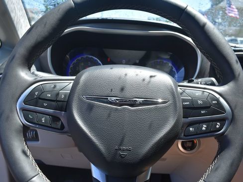 Used 2024 Chrysler Pacifica Touring-L FWD image 15