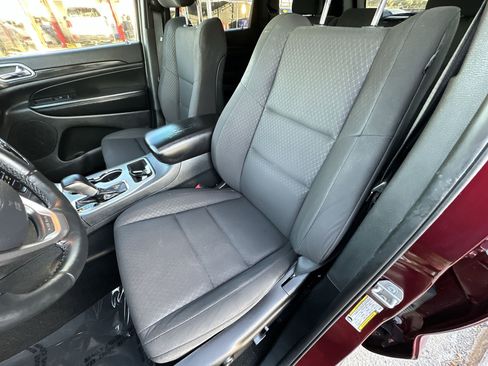 Used 2019 Jeep Grand Cherokee Laredo image 13