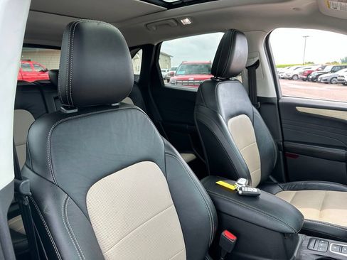 Used 2022 Ford Escape Titanium w/ Titanium Elite Package AWD/4WD image 31
