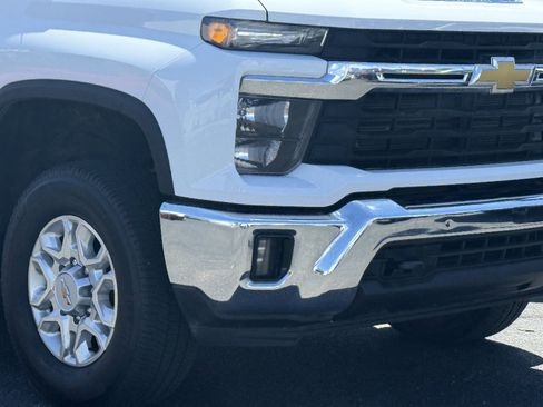 Used 2025 Chevrolet Silverado 2500 LT AWD/4WD image 2