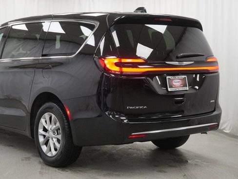 New 2026 Chrysler Pacifica Select image 12