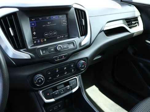Used 2024 GMC Terrain SLE FWD image 16