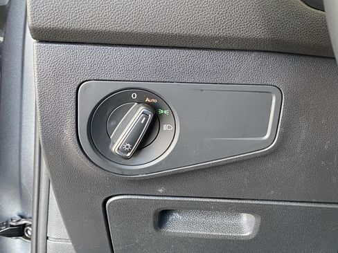 Certified 2023 Volkswagen Tiguan SE FWD image 30