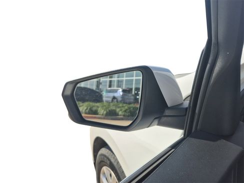 Used 2020 Chevrolet Equinox LT image 18