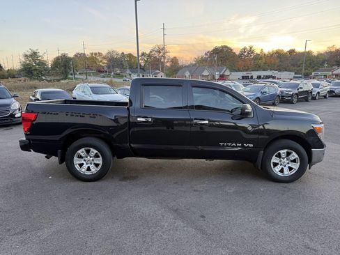 Used 2018 Nissan Titan SV w/ SV Convenience Package image 6