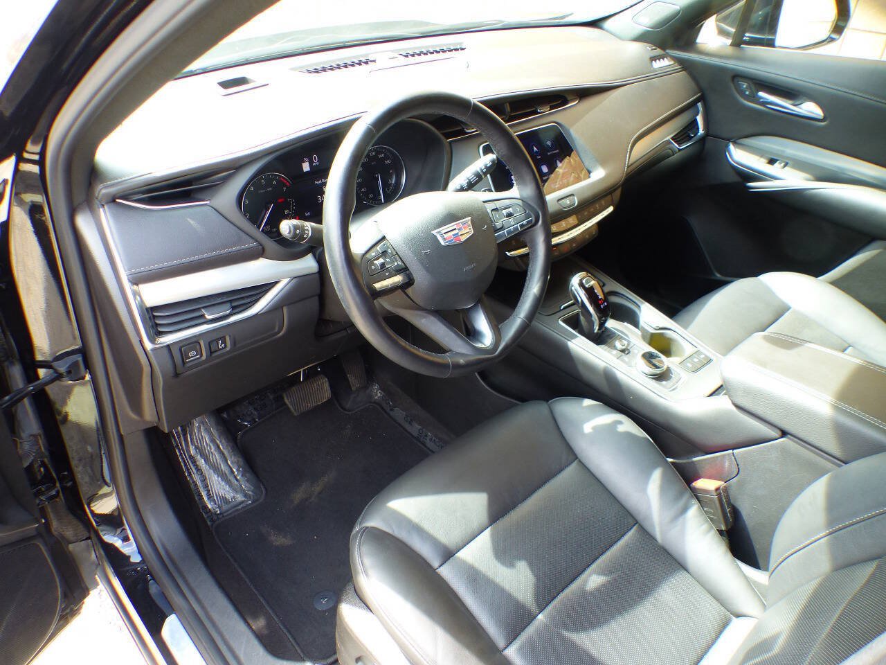 Used 2022 Cadillac XT4 Premium Luxury w/ Enhanced Visibility Package FWD image 16