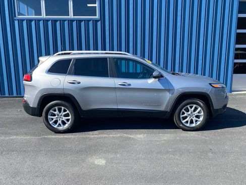 Used 2017 Jeep Cherokee Latitude w/ Comfort/Convenience Group AWD/4WD image 13