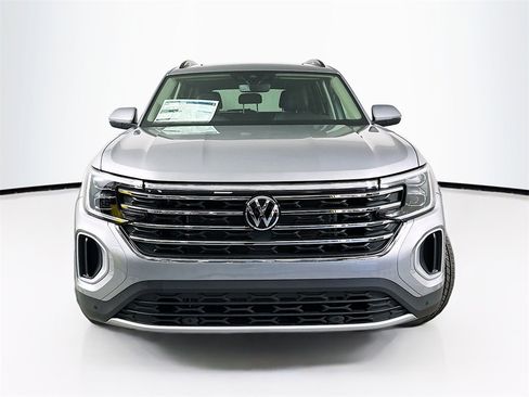 Used 2025 Volkswagen Atlas SE w/ Panoramic Sunroof Package image 5