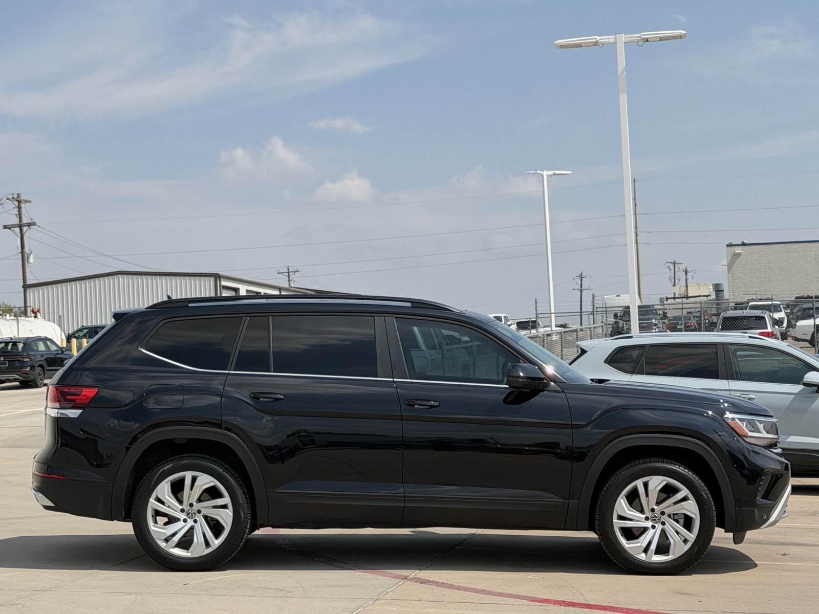Used 2023 Volkswagen Atlas SE w/ Panoramic Sunroof Package FWD image 3