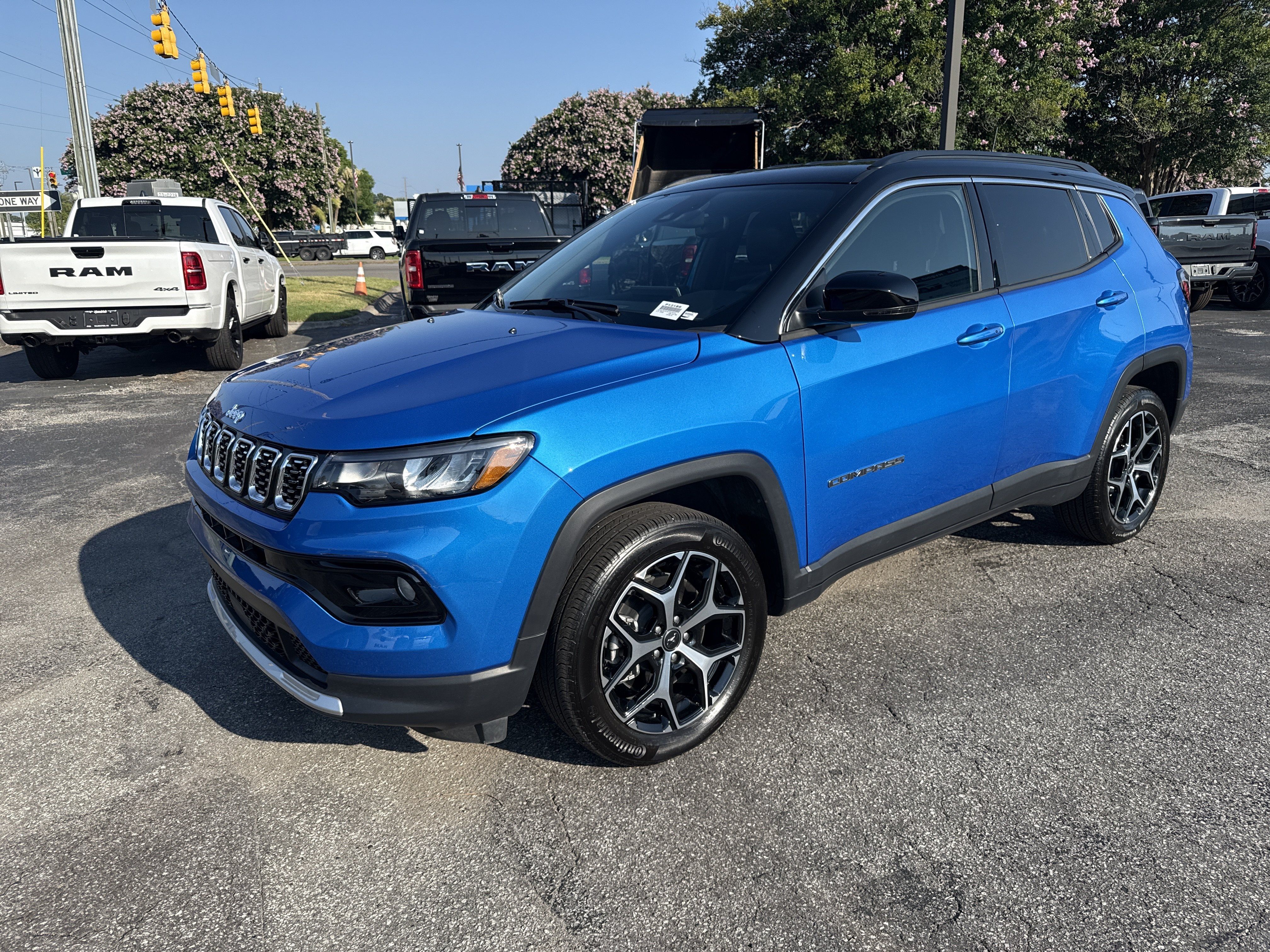 Used 2025 Jeep Compass Limited AWD/4WD image 5