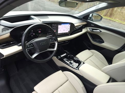 Used 2025 Audi Q6 e-tron Premium Plus image 2