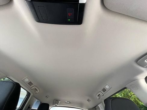 Used 2025 Nissan Pathfinder SV FWD image 5