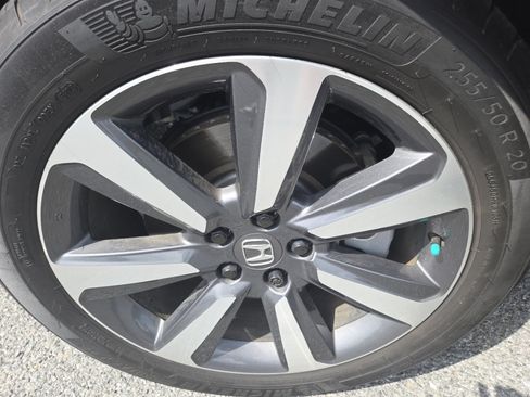 Certified 2025 Honda Pilot Touring image 14