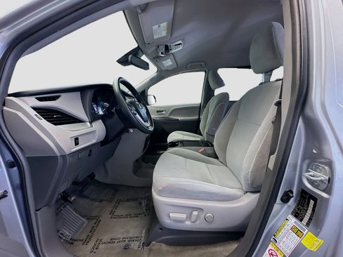 Used 2018 Toyota Sienna LE image 10