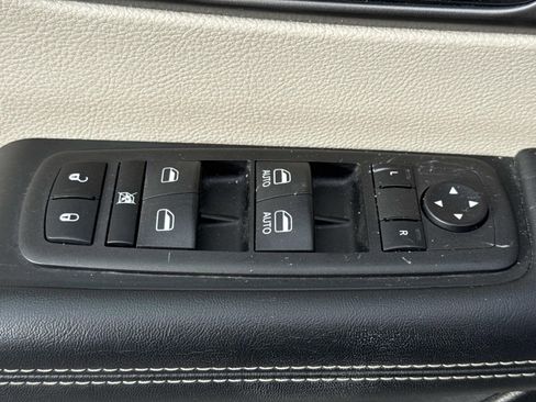 Used 2023 Chrysler Pacifica Touring-L image 22