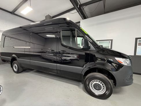 Used 2022 Mercedes-Benz Sprinter 2500 image 4