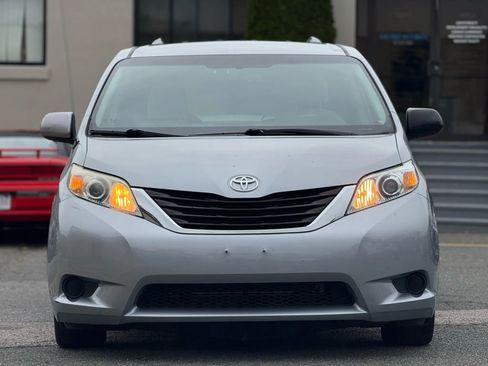 Used 2012 Toyota Sienna LE image 7