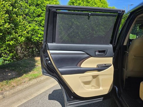 Used 2019 Toyota Highlander XLE AWD/4WD image 30