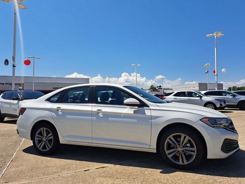 Used 2023 Volkswagen Jetta SE FWD image 3