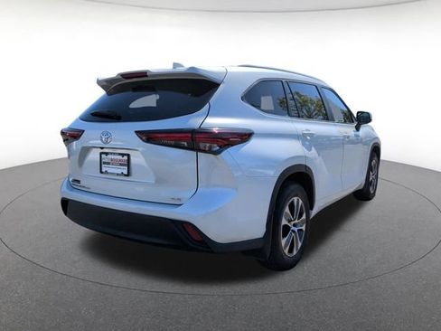 Used 2024 Toyota Highlander XLE FWD image 6
