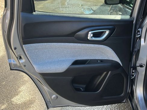 Used 2024 Jeep Compass Latitude image 25