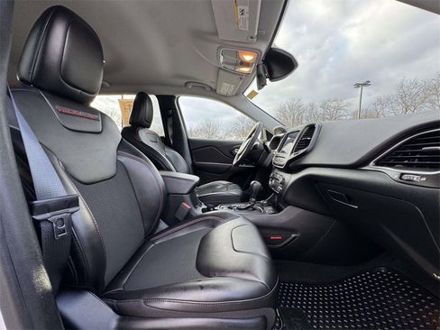 Used 2022 Jeep Cherokee Trailhawk image 15