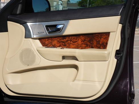 Used 2013 Jaguar XF image 26