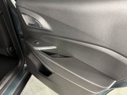 Used 2025 Chevrolet Trax LT w/ LT Convenience Package FWD image 29