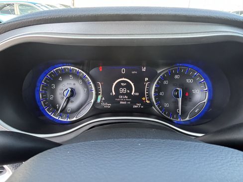 Used 2024 Chrysler Pacifica Touring FWD image 27