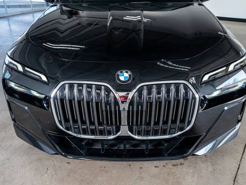 Used 2023 BMW 740i w/ Parking Assistance Package image 15