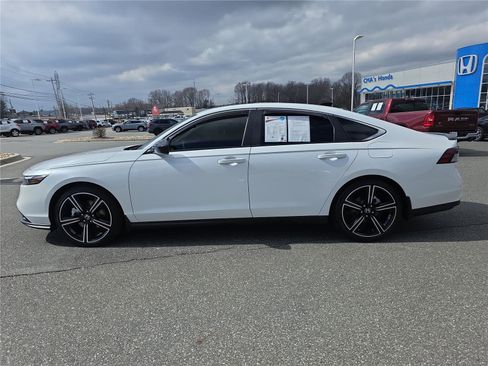 Used 2025 Honda Accord Sport image 3