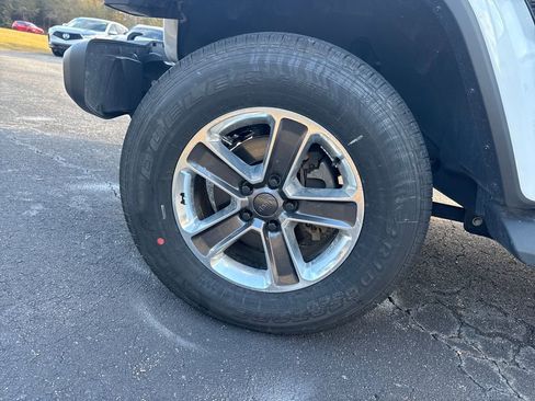 Used 2020 Jeep Wrangler Unlimited Sahara image 33