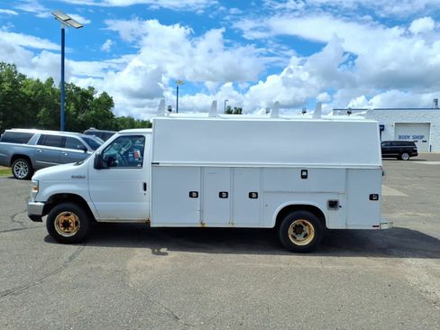 Used 2017 Ford E-450 and Econoline 450 Super Duty RWD image 2