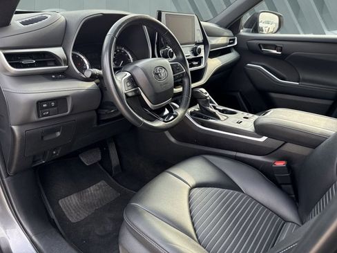 Used 2024 Toyota Highlander XSE image 11
