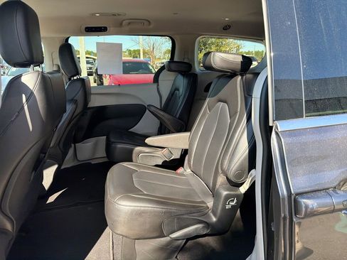 Used 2023 Chrysler Pacifica Touring-L image 17
