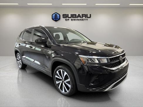 Used 2023 Volkswagen Taos SE w/ Panoramic Sunroof Package FWD image 7