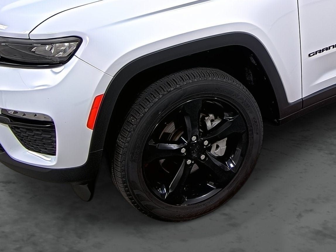 Used 2025 Jeep Grand Cherokee Limited w/ Black Appearance Package AWD/4WD image 7