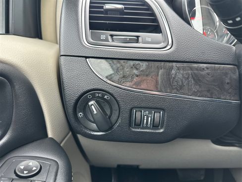 Used 2016 Chrysler Town & Country LX image 17